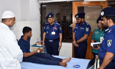 আহত পুলিশ সদস্যদের দেখতে হাসপাতালে আইজিপি