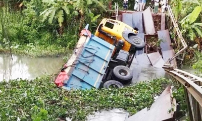 পিরোজপুরে ব্রিজ ভেঙে কয়লাবোঝাই ট্রাক খালে, যান চলাচল বন্ধ