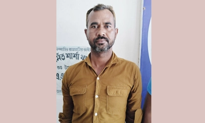 আটক তোতা। ছবি- রূপালী বাংলাদেশ