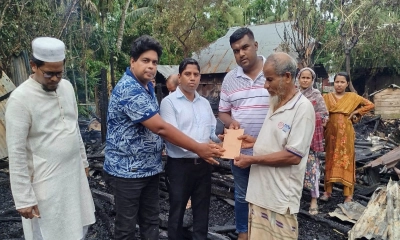 উপজেলা নির্বাহী অফিসার (ভারপ্রাপ্ত) বিপুল সিকদার ক্ষতিগ্রস্ত পরিবারগুলোকে নগদ অর্থ ও খাদ্য সামগ্রী বিতরণ করেন।   ছবি- রূপালী বাংলাদেশ