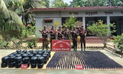 উদ্ধারকৃত মাদক ও চোরাচালানী পণ্যসমেত বিজিবি। ছবি - সংগৃহীত