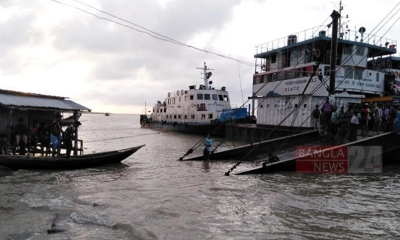 অতি জোয়ারে প্লাবিত ফেরিঘাট, ভোলার ১০ নৌ-রুটে লঞ্চ চলাচল বন্ধ