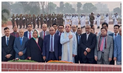 স্মৃতিসৌধে প্রধান বিচারপতির শ্রদ্ধা