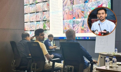 মনিটরিং সেলে স্বরাষ্ট্র উপদেষ্টার সঙ্গে আসিফ মাহমুদ। ছবি- সংগৃহীত