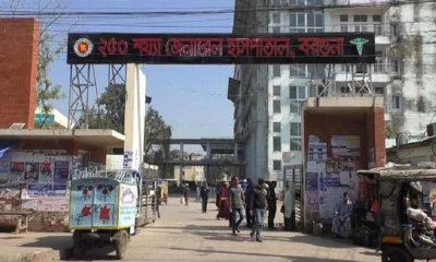সরকারি হাসপাতালের চাদর-বালিশ নিতে বাধা দেওয়ায় ৪ স্টাফকে মারধর