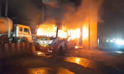 আশুলিয়ায় দাঁড়িয়ে থাকা বাসে আগুন