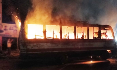 মিরপুরে পার্কিং করা বাসে আগুন