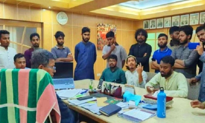 ‘আপনাকে আমরা বসিয়েছি, নিজের যোগ্যতায় আসেননি’ উপাচার্যকে বললেন শিক্ষার্থীরা