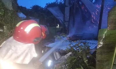 আগুন নিয়ন্ত্রণে কাজ করেন স্থানীয় ফায়ার সার্ভিসের কর্মীরা।       ছবি- সংগৃহীত