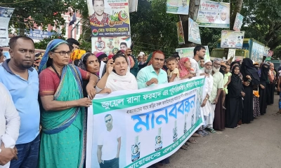 চাঁদপুরে বিচারের দাবিতে লাশ নিয়ে থানার সামনে বিক্ষোভ