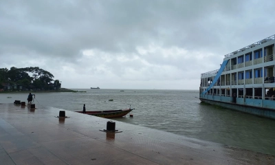 চাঁদপুরে মুষলধারে বৃষ্টি, ছোট নৌযান চলাচল বন্ধ 