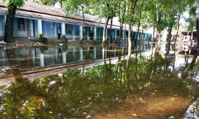 বৃষ্টিতেই চাঁদপুর চিফ জুডিশিয়াল ম্যাজিস্ট্রেট আদালত প্রাঙ্গণ পানিতে ডুবে যায়। ছবি- রূপালী বাংলাদেশ
