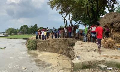 পদ্মায় ভাঙ্গনে আতঙ্কে ঘরবাড়ি সরাচ্ছেন চরাঞ্চলের বাসিন্দারা