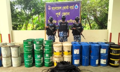 চট্টগ্রামে ১০ লাখ টাকার চোরাই পণ্যসহ কাঠের বোট জব্দ