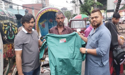 চট্টগ্রামে রিকশা চালকদের মাঝে এনসিপির রেইনকোট বিতরণ