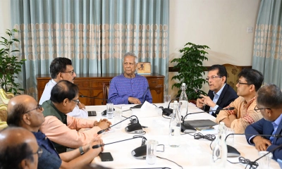 ট্রাম্পের শুল্ক ইস্যুতে জরুরি বৈঠকে প্রধান উপদেষ্টা