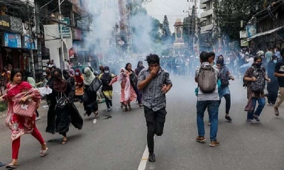চট্টগ্রামে রাস্তা আটকে বিক্ষোভ, পুলিশের সাউন্ড গ্রেনেডে ছত্রভঙ্গ