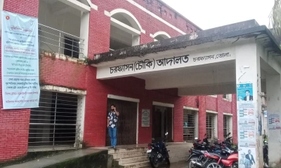 ছেলে ও পুত্রবধূর বিরুদ্ধে আদালতে মামলা মায়ের