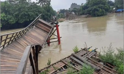 গোমতী নদীর প্রবল স্রোতে  ভেঙে গেল কাঠের সেতু