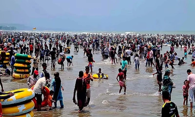 পর্যটকদের ভিড়ে মুখর কক্সবাজার সৈকত