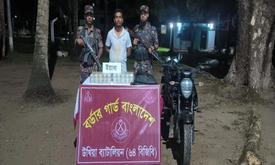 টেকনাফ সীমান্তে অভিযান চালিয়ে এক লাখ পিস ইয়াবাসহ মো. ইকরাম (২৯) নামের এক মাদক পাচারকারীকে আটক করেছে বিজিবি। ছবি: রূপালী বাংলাদেশ