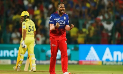 শেষ ওভারের নাটকীয়তায় প্লে অফের পথে বেঙ্গালুরু
