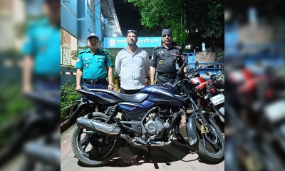 চুরি করা মোটরসাইকেলসহ গ্রেপ্তার আসামি মুসলিম মিয়া । ছবি- সংগৃহীত