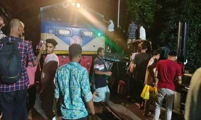 চট্টগ্রামে কয়েকটি গাড়িতে ট্রেনের ধাক্কা, নিহত ৩