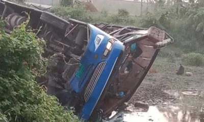 লাকসামে নিয়ন্ত্রণ হারিয়ে বাস উল্টে খাদে, আহত ৭