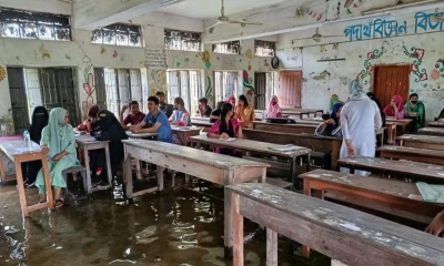 কুমিল্লা ভিক্টোরিয়া সরকারি কলেজে হাঁটু পানিতে বসিয়ে নেওয়া হচ্ছে ভর্তি পরিক্ষা। ছবি-সংগৃহীত