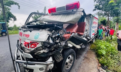 লাশ নিয়ে বাড়ি ফেরার পথে অ্যাম্বুলেন্স দুর্ঘটনায় নিহত ২