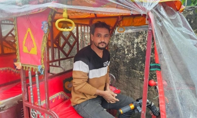 নিজের অটোতে বসে আছেন চালক অনিক হাসান। ছবি- রূপালী বাংলাদেশ