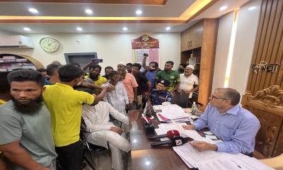 কুসিকের প্রধান নির্বাহী অবরুদ্ধ, কক্ষে তালা দিয়ে বিক্ষোভ