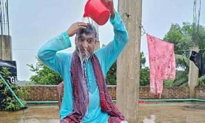 কুমিল্লায় দুধ দিয়ে গোসল করে আ’লীগ নেতার পদত্যাগ