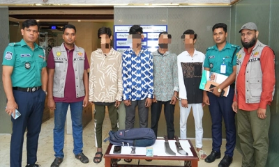 ছিনতাইকৃত মালামালসহ গ্রেপ্তার জড়িত ৪ জন।    ছবি- সংগৃহীত