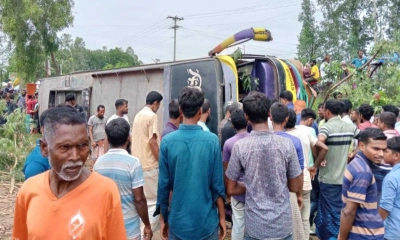 ঘোড়াঘাটে যাত্রীবাহী বাস খাদে পড়ে আহত ২০