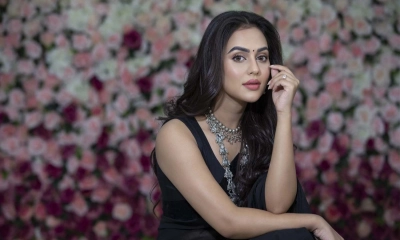 বিমানবন্দর থেকে নুসরাত ফারিয়া আটক