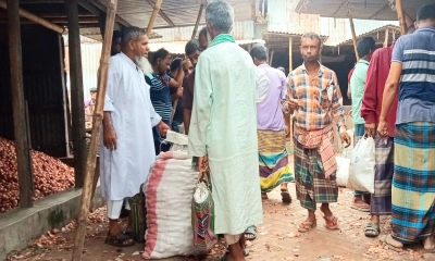সালথা উপজেলা সদর বাজরে প্রতি মণ পেঁয়াজ বিক্রি হচ্ছে ১৫‍‍ শ থেকে ১৬‍‍ শ টাকায়। ছবি- রূপালী বাংলাদেশ