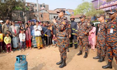 কড়াইল বস্তিতে ফায়ার সার্ভিসের গণসংযোগ