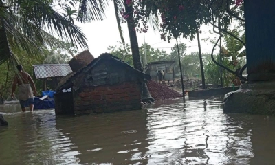জোয়ারে তলিয়ে গেছে ঘরবাড়ি,  থেমে নেই বিয়ে