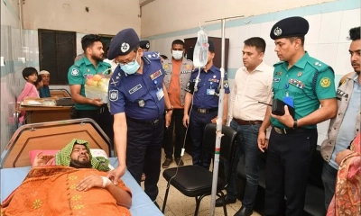 ফকিরাপুলে আহত ডিবি সদস্যদের দেখতে হাসপাতালে আইজিপি
