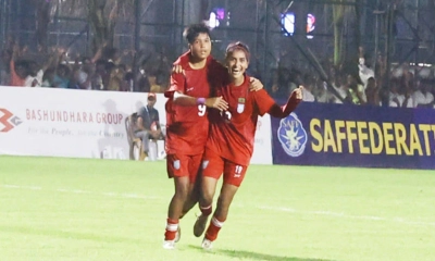 দুই গোল করা তৃষ্ণার সঙ্গে শিখার উল্লাস। ছবি : বাফুফে