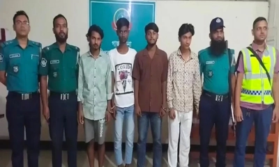 গাজীপুরে বাটা শোরুমে ভাঙচুর, আটক ৪