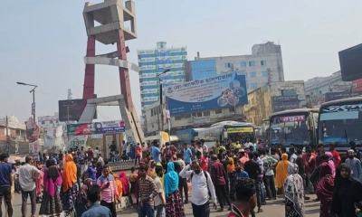 নারায়ণগঞ্জে কারখানা খুলে দেওয়ার দাবিতে শ্রমিকদের সড়ক অবরোধ