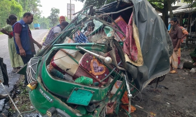 কাভার্ড ভ্যানের ধাক্কায় একই পরিবারের ৩ জনের মৃত্যু
