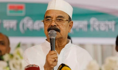 ‘অভিজ্ঞতার অভাবে অন্তর্বর্তী সরকার বিতর্কে জড়িয়ে পড়ছে’