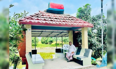 দল ছাড়ার ঘোষণা দিয়ে নৌকার ভাস্কর্য ভাঙলেন আ.লীগ চেয়ারম্যান
