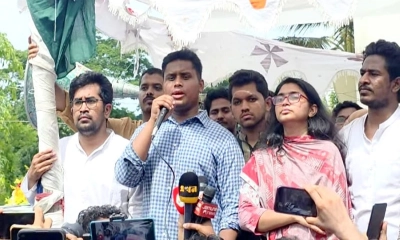 চট্টগ্রামের বাঁশখালী উপজেলা পরিষদ চত্বরে পথসভায় প্রধান অতিথির বক্তব্য দেন জাতীয় নাগরিক পার্টির দক্ষিণাঞ্চলের মুখ্য সংগঠক হাসনাত আবদুল্লাহ। ছবি-রূপালী বাংলাদেশ