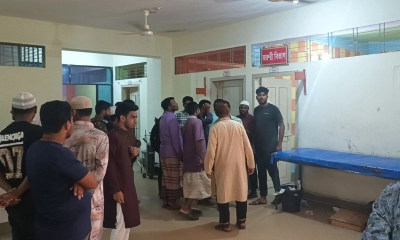 রক্তাক্ত জখম অবস্থায় চাচা আবু সামাকে হাতীবান্ধা উপজেলা স্বাস্থ্য কমপ্লেক্সে নেওয়া হয়। পরে কর্তব্যরত চিকিৎসকরা তাকে মৃত ঘোষণা। ছবি- রূপালী বাংলাদেশ
