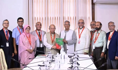 প্রধান উপদেষ্টার কাছে প্রতিবেদন জমা দিয়েছে স্বাস্থ্য খাত সংস্কার কমিশন